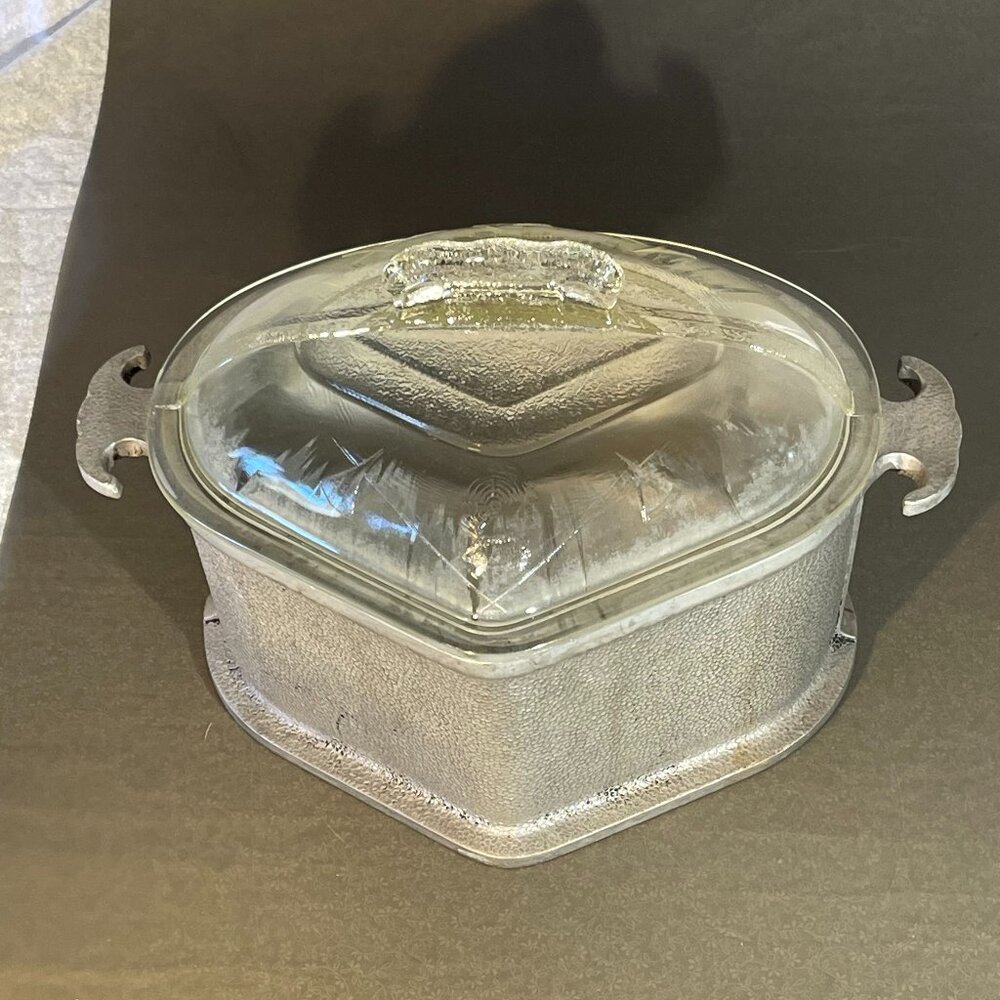 Vintage Guardian Service Hammered Triangle Shape Roasting Pot with Lid (1213)